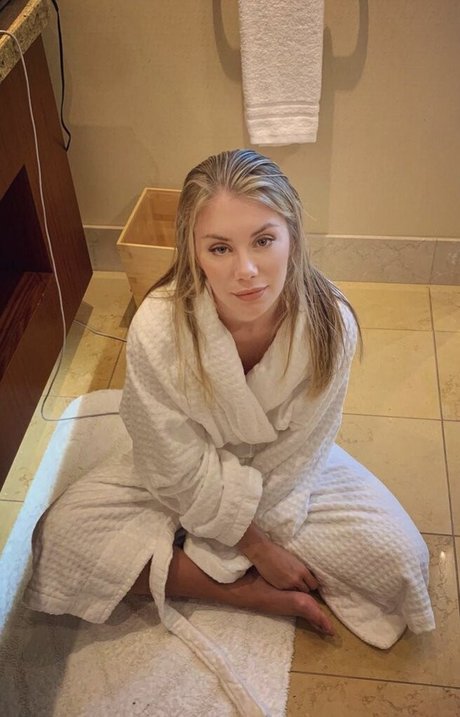 Jennifer Holland Profile pic