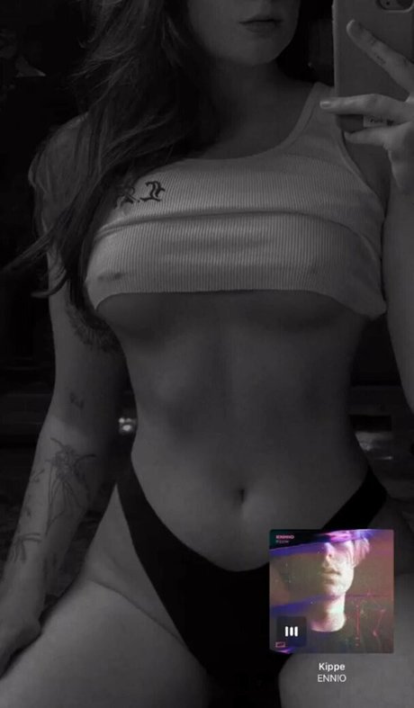 Leonie Busse model naked gallery