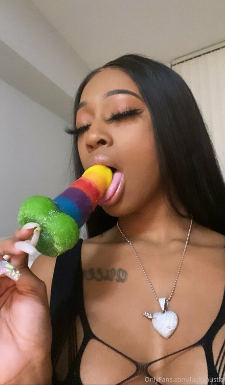 Lucky Hustla sexy actress img