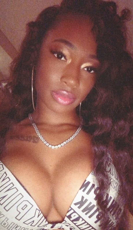 Lucky Hustla model pretty img