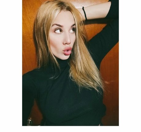 Lucila Villar naked model picture