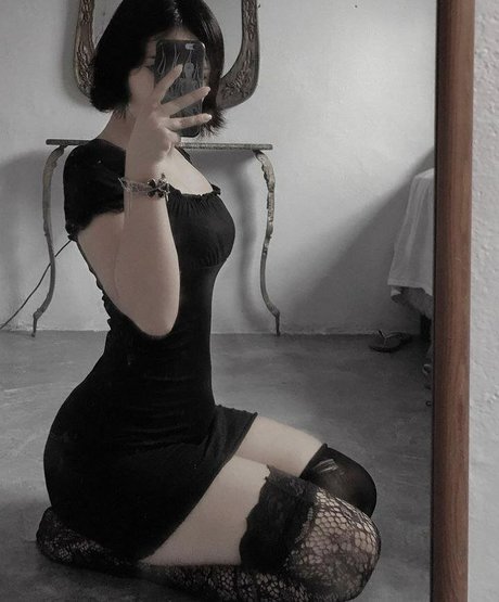 Slythye model hot photos