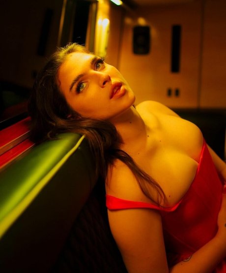 Mae Muller free model pictures