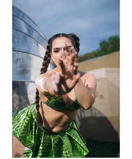 Mae Muller sexy actress image