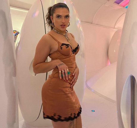 Mae Muller pornstar exclusive gallery