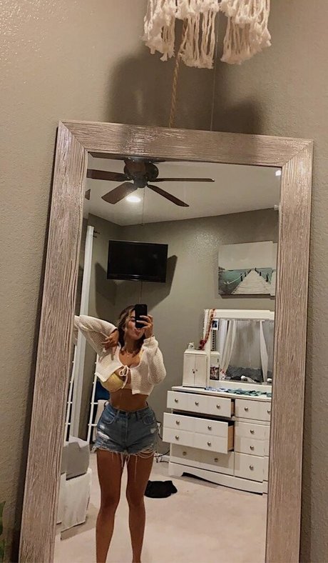 Nilaiyah Rey model hot photo