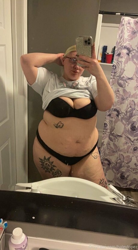 haleylopez model hot img