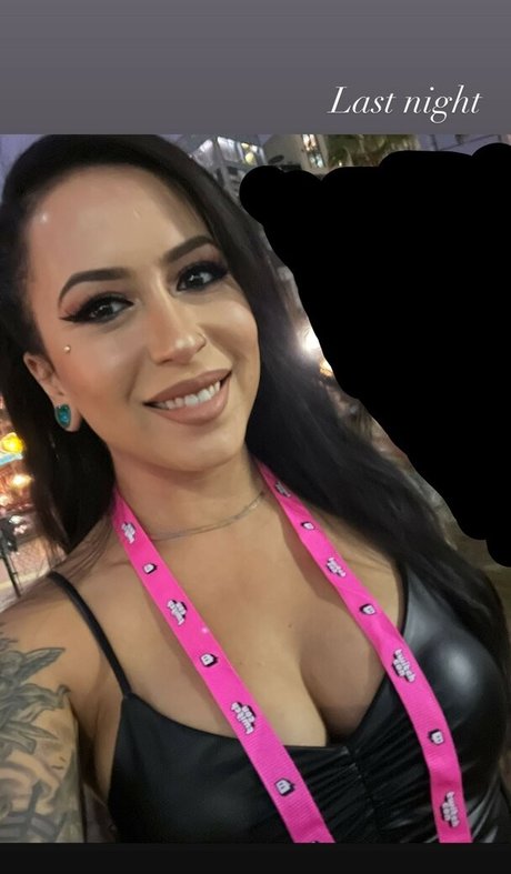 meghanelle model perfect pic