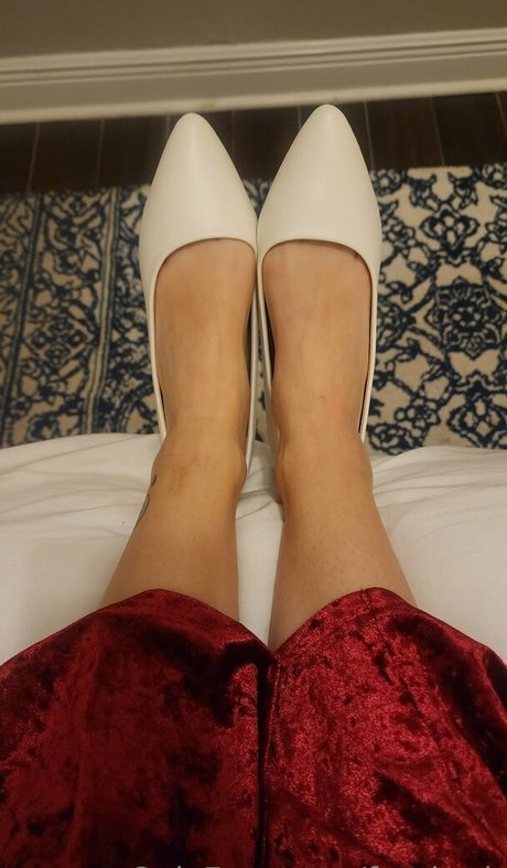 feetbeth model naked photos