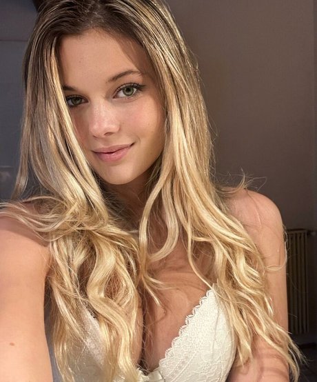 Nolwenn Dis pretty pornstar galleries