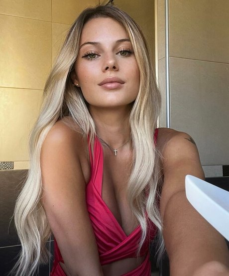 Nolwenn Dis hd pornstar pic