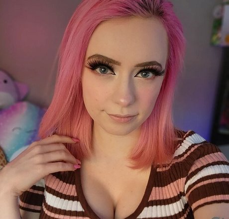 SquishShe pornstar erotic photos