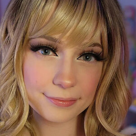 SquishShe model pretty galleries