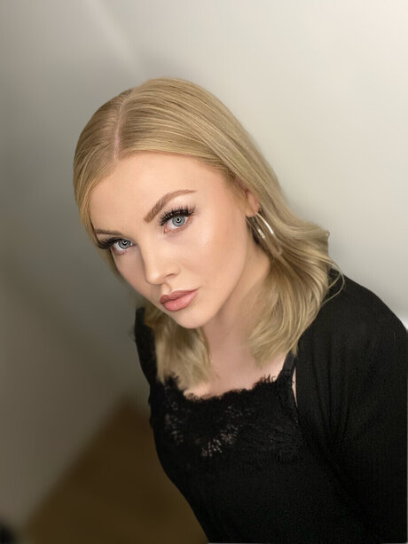 Beauty in Simplicity model exclusive img