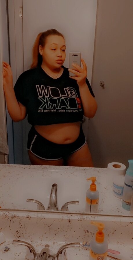 Selena Martin pretty actress pictures