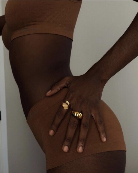 Naomii_ naked pornstar image