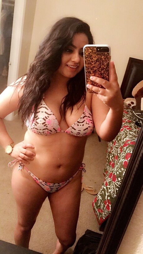 YareliR perfect actress photo