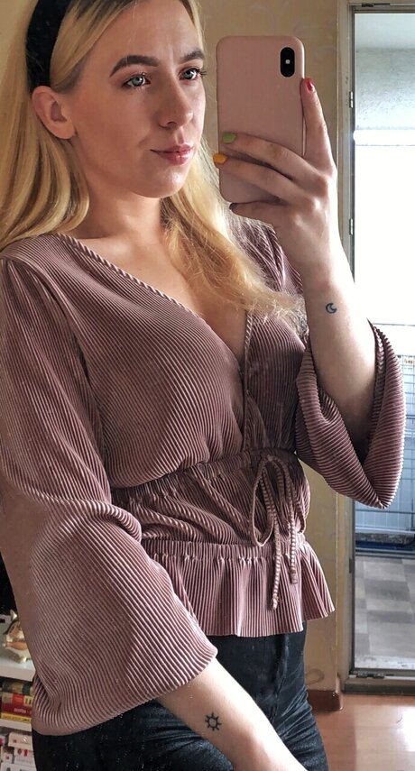 SunnyBee porn star pic