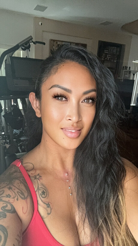 Hella Kulit art actress photo