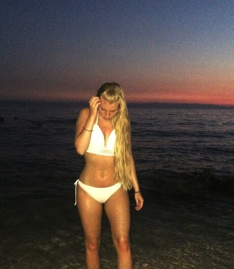 nika model art gallery