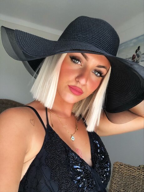 Abiga lle art model picture