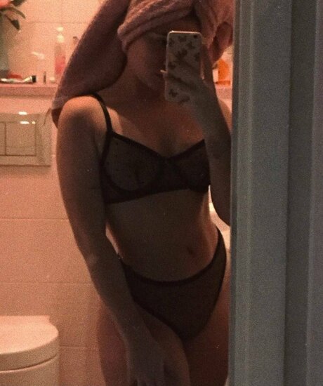 Marrry model top pic