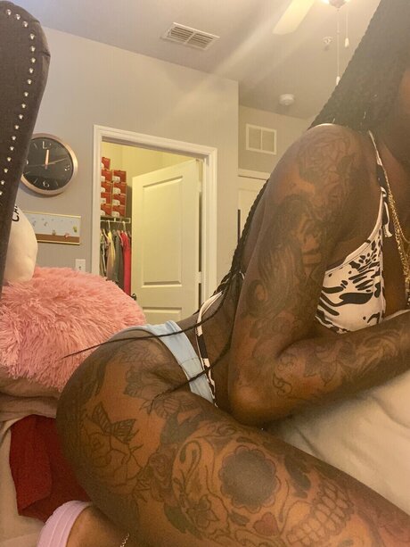 JalahB hot model pic