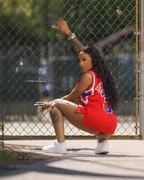 _Dede3 Dami Adams Ayrpl Jones perfect model pic