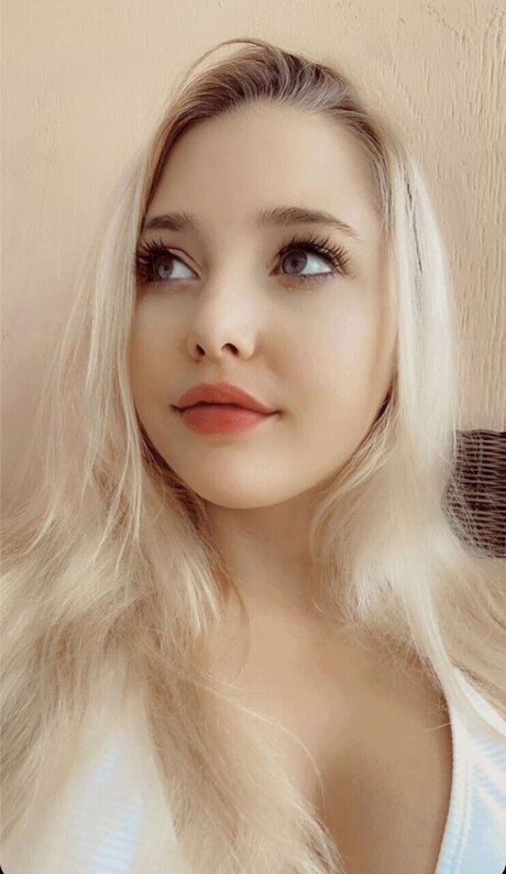 Olivia Salem top model picture