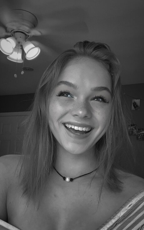 MG Feet model pornographic images