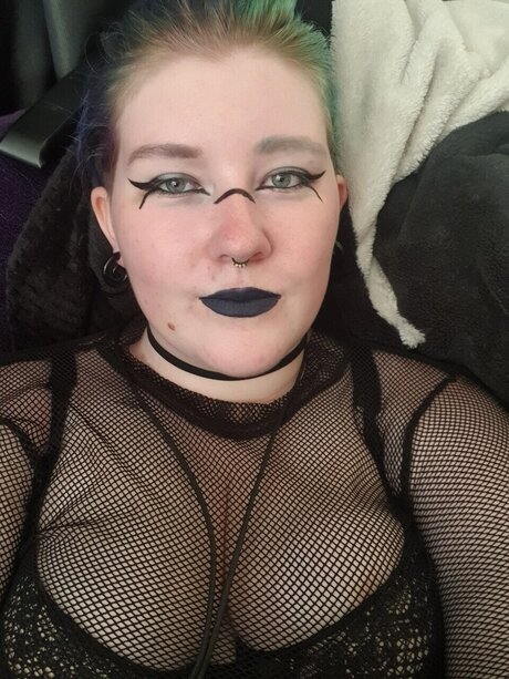 juicy peach nudes model image