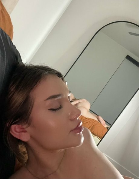 Tayler Hills nude actress pic