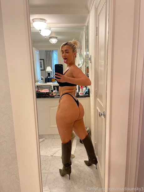 Madisun Sky hot actress photo