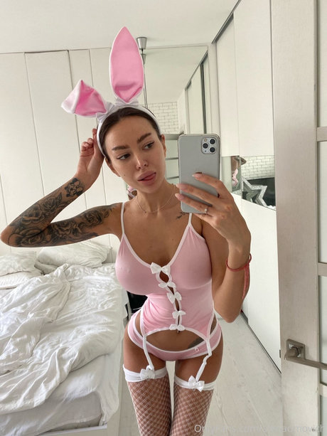 Alena Omovych art star gallery