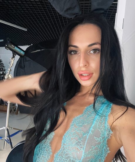 Kitana Young model hd img