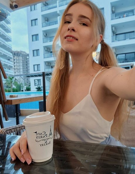 LilRoxxxy pornstar naked gallery