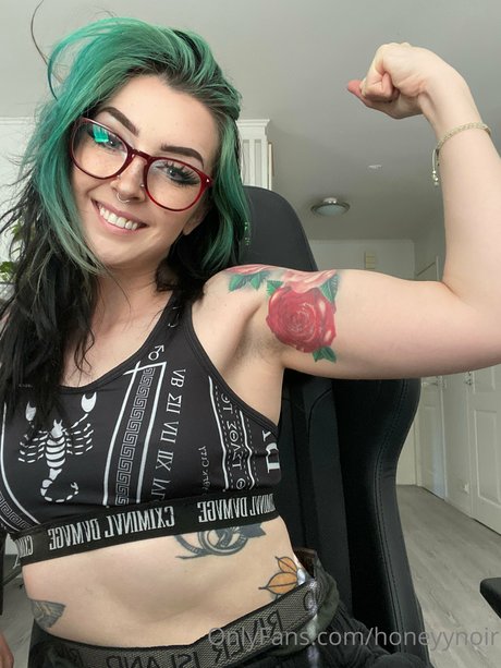 Honeyy Noir nude actress pics