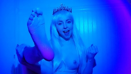 Tiny feet treat pornographic model photos