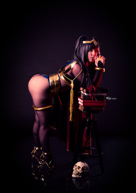 Anya Braddock model top img