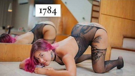 LavaGiirll nude model img