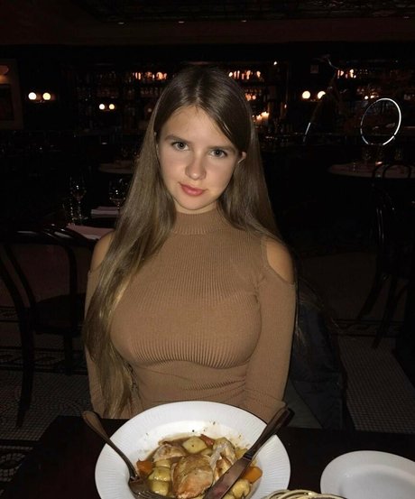 Elizabeth M model perfect pics