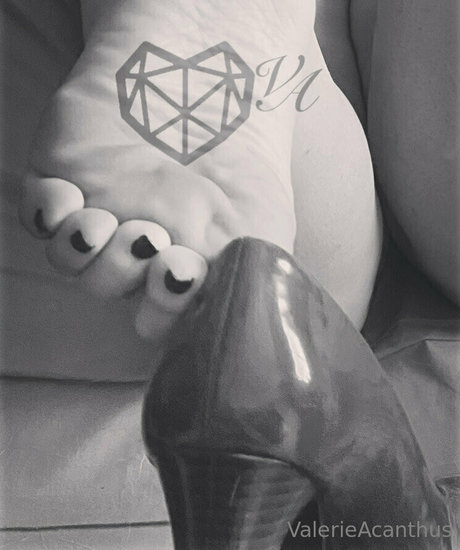 val acanthus nudes star pic