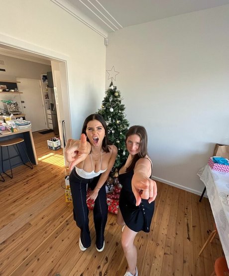 Emilia Dettorre sexy actress galleries