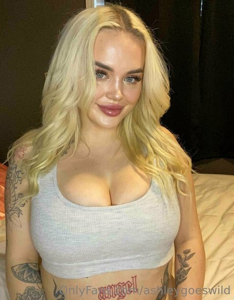 ashleygoeswild top model pictures