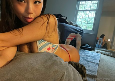 skyewrld model hot picture