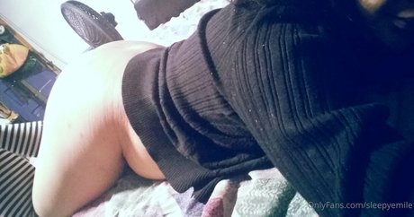 sleepyemile model sexy pic