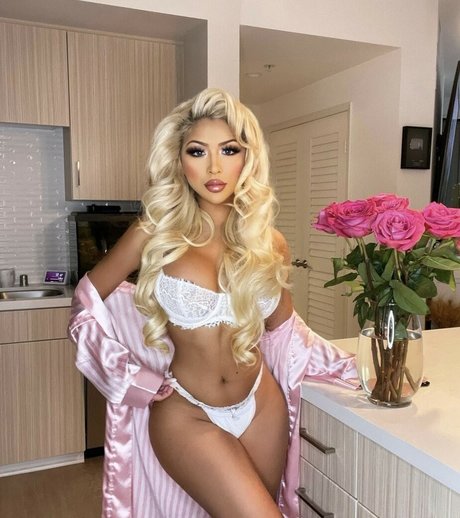 Elena Genevinne model perfect pic