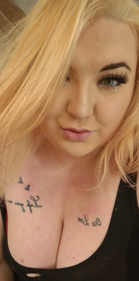 elliemartinxo model naked images