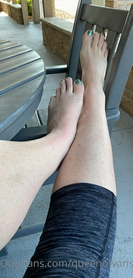 queenofvans nude model picture