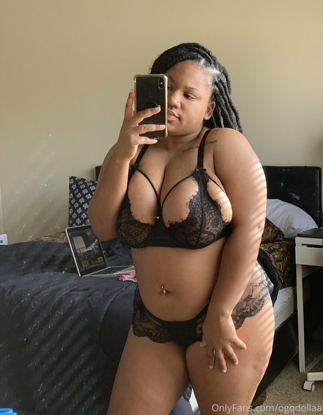 leavenowplz model naked photo